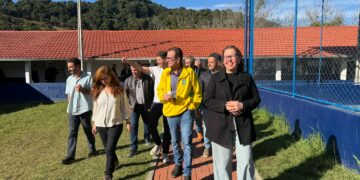 Eduardo Paes se encontra com produtores e lideranças empresariais em Nova Friburgo e recebe título de cidadão friburguense