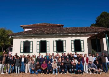 Eduardo Paes visita granja em São José do Vale do Rio Preto, se reúne com lideranças locais e recebe título de cidadania em Teresópolis