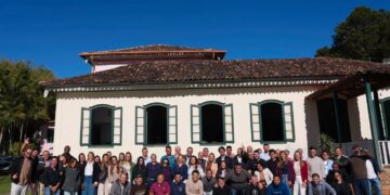 Eduardo Paes visita granja em São José do Vale do Rio Preto, se reúne com lideranças locais e recebe título de cidadania em Teresópolis